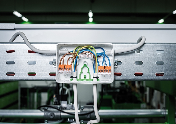 Suitable for cable diameters of 5.5–14 mm, the strain relief features robust materials and a practical design. Its compact construction fits easily into Spelsberg junction boxes of the 2K-12 and 2K-16 series. Up to four strain reliefs can be integrated per junction box.
Photo: Günther Spelsberg GmbH & Co. KG