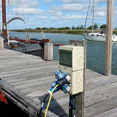 In the port of Makkum at the IJsselmeer, Spelsberg's distribution solution guarantees reliable operation of electrical installations under high temperatures. Its protection rating makes it ideal for use under demanding climatic conditions.
Photo: Günther Spelsberg GmbH & Co. KG