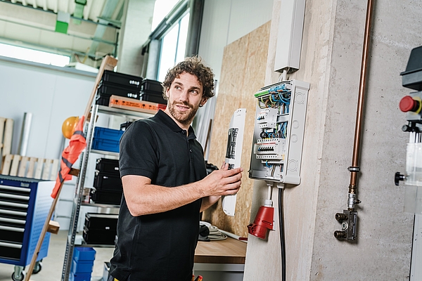 The expanded interior of the AK models provides more space and clear cable routing. Screwless terminals increase installation efficiency and simplify wiring.
Photo: Alina Köster Fotografie