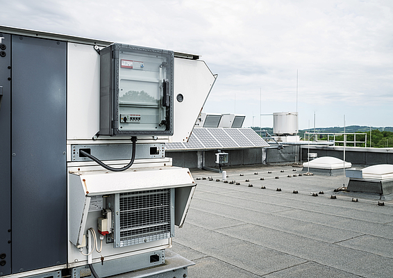 At WindEnergy Hamburg from September 22 to 25, 2026, Spelsberg presented solutions for wind turbines and other applications of renewable power supply. The enclosure systems and cable junction boxes provide reliable protection for electrical components even under demanding environmental conditions and ensure a secure power supply.
Photo: Günther Spelsberg GmbH & Co. KG/Alina Köster Photography