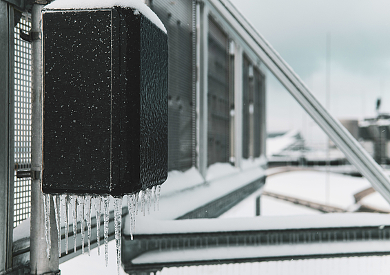 The black GEOS housing solution
combines functionality with aesthetic
design and is ideal for demanding
electrical installations. VDE-approved
and weather-resistant, the product
guarantees high safety.
Photo: Günther Spelsberg GmbH & Co.
KG/Alina Köster Photography