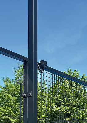 The black Abox adapts optimally to dark
ceilings and walls. Thus, the modern
housing solution is suitable for locations
such as cinemas or sales areas with high
design demands.
Photo: Günther Spelsberg GmbH & Co.
KG
