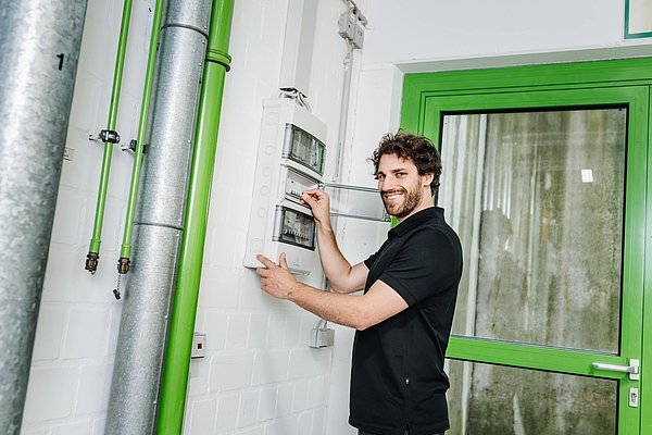 The ergonomic hinged window and quick-release screw ensure that the product solution is easy to open and close. The distributors are also prepared for sockets.
Photo: Alina Köster Fotografie