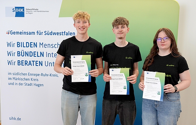 The three Spelsberg trainees Julian Westmeier, David Rittinghaus and Lisa Burzynski-Müller (from left to right) impressed in the SIHK project "Energie-Scouts" with a sustainable concept. They were awarded the special prize for biodiversity for their holistic and future-oriented ideas and qualified for the national finals in Berlin.
Photo: SIHK Hagen