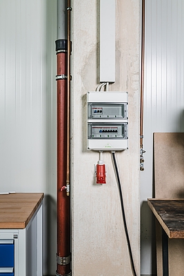 Spelsberg's small distribution boards with protection class IK08 and protection type IP65 are resistant to dust, water jets, and temperature fluctuations. Flame-retardant and halogen-free materials ensure safety and environmental compatibility.
Photo: Alina Köster Fotografie