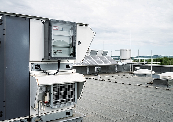 The GEOS series reliably protects electrical installations from moisture, dirt and extreme temperature fluctuations. With high impact resistance and protection ratings IP66 and IP67, it is ideal for modernization and refurbishment.
Photo: Günther Spelsberg GmbH & Co. KG/Alina Köster Photography