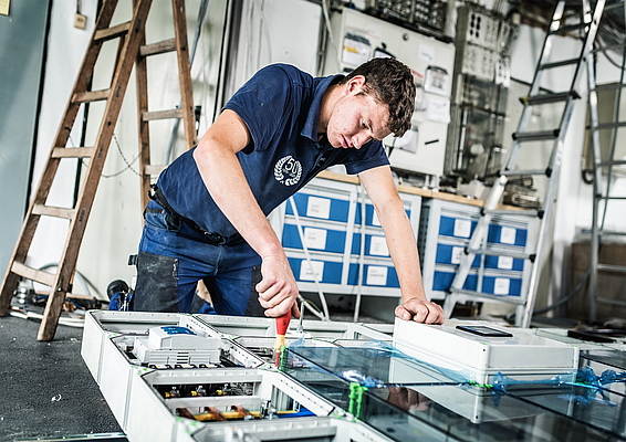 With various enclosure sizes and extensive accessory components, the GTi series offers maximum flexibility for applications in the low-voltage range. The installation-optimized design reduces installation effort and significantly shortens project times.