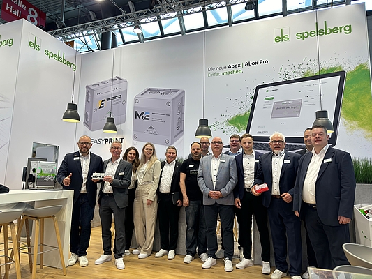 Digital tools such as the EasyPrint
printing configurator and the GEOS
configurator connect visitors at the
trade fair stand with modern solutions.
Apprentices also take an active role to
inspire young talent for innovative
electrical installation.
Photo: Günther Spelsberg GmbH & Co.
KG