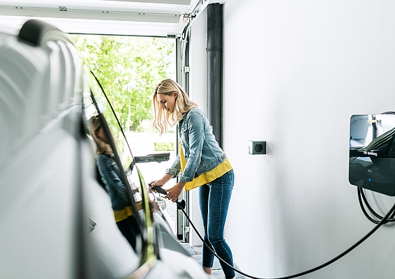With the digital Spelsberg Wallbox
Management Tool and attractive bundle
offers, Spelsberg significantly simplifies
the planning and commissioning of
charging infrastructure. This results in
efficient and economical solutions.
Photo: Günther Spelsberg GmbH & Co.
KG