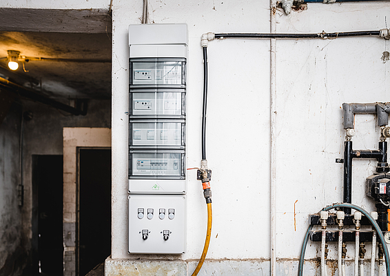 Small distribution boards like the AK Air reliably prevent condensation and corrosion. The UV- and weather-resistant material ensures long-term stability in demanding environments.
Photo: Günther Spelsberg GmbH & Co. KG/Alina Köster Photography