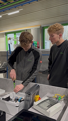 Taking on responsibility, gaining practical experience and growing together: At Spelsberg, trainees are actively involved from the very beginning.
Photo: Günther Spelsberg GmbH & Co.
KG