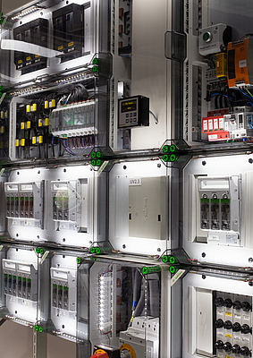 Open side walls and versatile flanges facilitate wiring and enable flexible Cable insertion for virtually any application. The result: shorter assembly times and high flexibility for different applications.