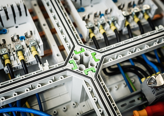 The modular GTi switchgear system from Spelsberg enables the fast, tool-free assembly of individual power distribution systems. The intelligent connector system allows enclosures to be combined flexibly and expanded easily when required.