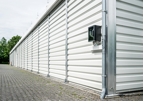 The black GEOS system provides reliable
outdoor protection while retaining its
rich color even under changing weather
conditions.
Photo: Günther Spelsberg GmbH & Co.
KG/Alina Köster Photograph